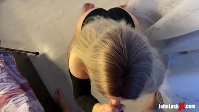 Redhead sûget Dick en neukt omheech, krijt Cum op har kont